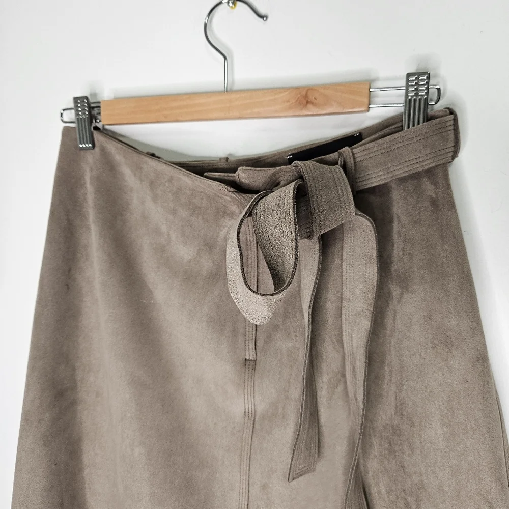 Aritzia Babaton Cecily Faux Suede  A-Line Midi Skirt Sz 4 Taupe Self-tie belt